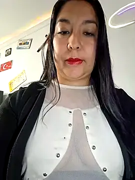 Snapshot of Bella_keny chatting on February 3, 3:49 pm Bella keny online show from February 3, 3:49 pm