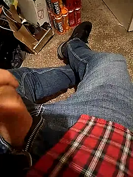 Snapshot of A_man_in_public chatting on November 27, 8:22 pm A man in public online show from November 27, 8:22 pm