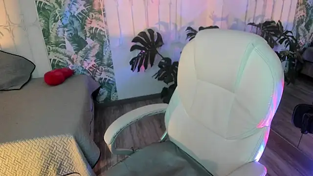 Snapshot of cute_hollywood chatting on December 5, 8:49 pm cute hollywood online show from December 5, 8:49 pm