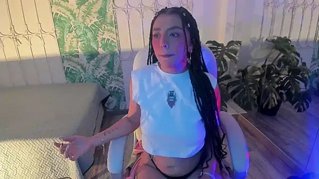 cute hollywood online show from December 18, 8:15 pm