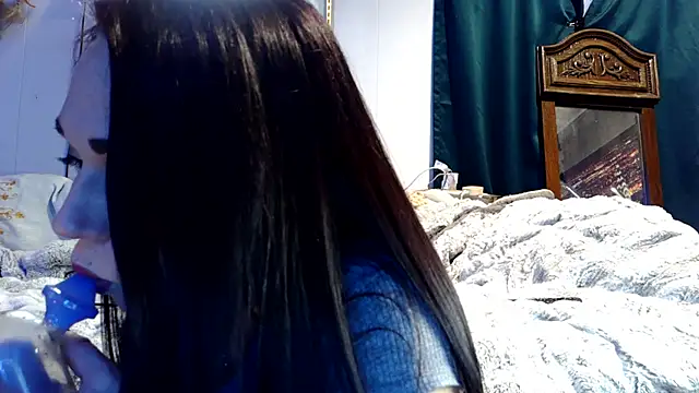 Snapshot of Genevieve143 chatting on December 2, 6:30 am Genevieve143 online show from December 2, 6:30 am