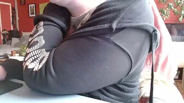 Snapshot of cruellaculdenfer67 chatting on April 2, 1:09 pm cruellaculdenfer67 online show from April 2, 1:09 pm