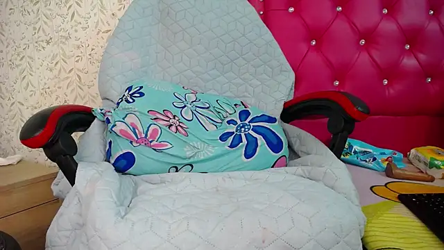 luly pink online show from November 29, 4:10 pm