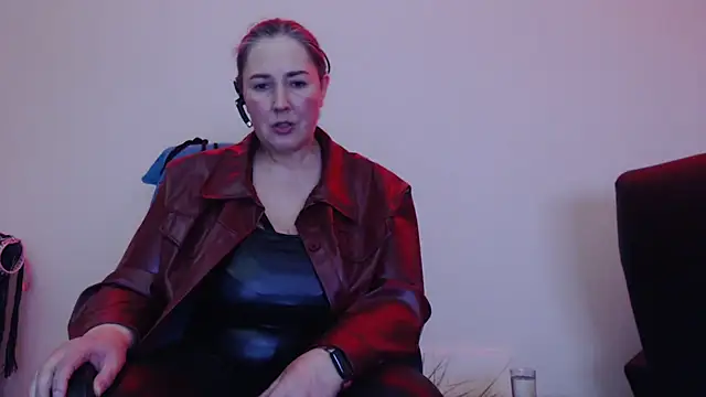 MilfGina online show from January 13, 8:15 pm