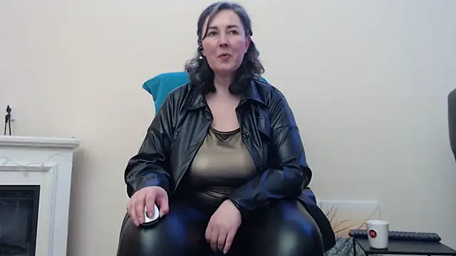 MilfGina online show from March 4, 9:00 pm