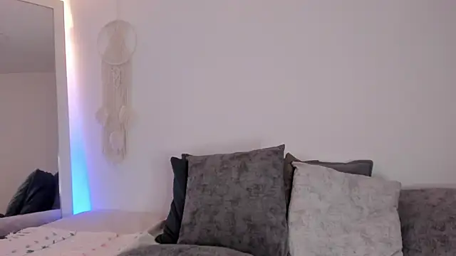 Snapshot of EmmaCollemann chatting on December 1, 9:09 pm EmmaCollemann online show from December 1, 9:09 pm