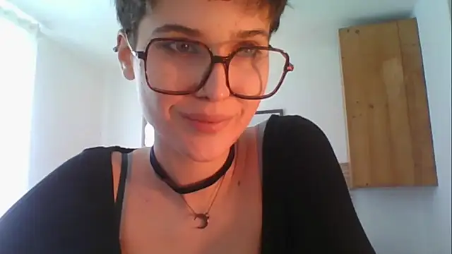 Snapshot of sarah_perfect chatting on February 8, 3:04 pm sarah perfect online show from February 8, 3:04 pm