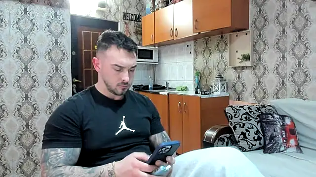 Snapshot of Jonmusclemaster chatting on January 17, 9:40 pm Jonmusclemaster online show from January 17, 9:40 pm