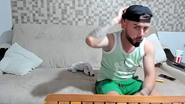 Snapshot of Jonmusclemaster chatting on April 2, 8:39 pm Jonmusclemaster online show from April 2, 8:39 pm