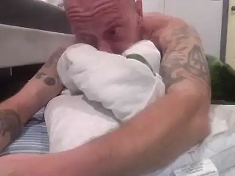 Snapshot of deepinnnnn chatting on February 16, 2:20 am deepinnnnn online show from February 16, 2:20 am