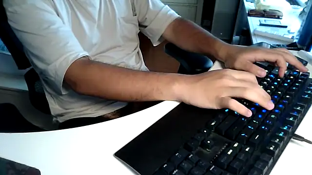 Snapshot of big-pig chatting on October 4, 8:23 am big-pig online show from October 4, 8:23 am