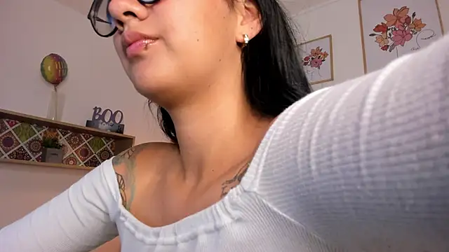 Snapshot of Aily_Yozuko chatting on February 5, 2:51 am Aily Yozuko online show from February 5, 2:51 am