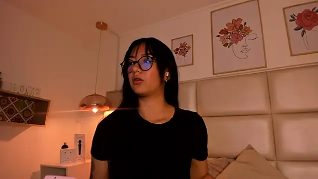 Snapshot of Aily_Yozuko chatting on February 12, 3:29 am Aily Yozuko online show from February 12, 3:29 am