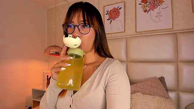 Snapshot of Aily_Yozuko chatting on October 6, 2:42 am Aily Yozuko online show from October 6, 2:42 am