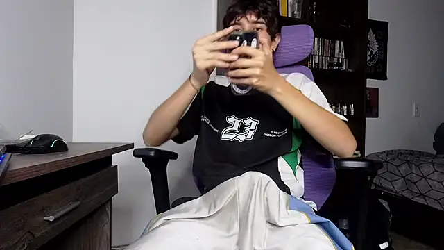 Snapshot of alex_connorr chatting on November 10, 4:00 am alex connorr online show from November 10, 4:00 am