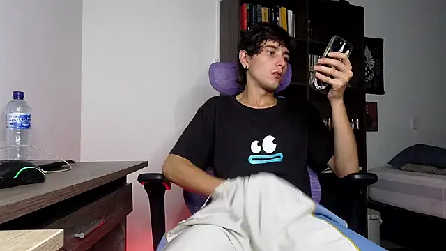 Snapshot of alex_connorr chatting on November 18, 3:12 am alex connorr online show from November 18, 3:12 am