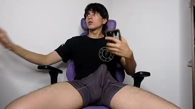 Snapshot of alex_connorr chatting on December 21, 12:29 am alex connorr online show from December 21, 12:29 am