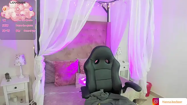 Hanna  Becker  online show from January 8, 3:31 am