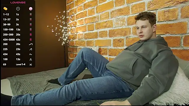 Snapshot of charlie_smiley chatting on December 21, 6:48 pm charlie smiley online show from December 21, 6:48 pm