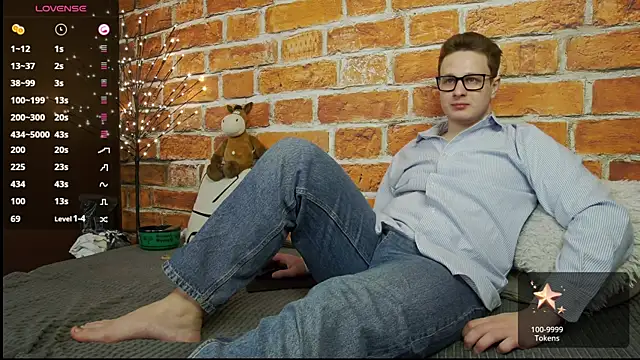 Snapshot of charlie_smiley chatting on January 7, 7:38 pm charlie smiley online show from January 7, 7:38 pm