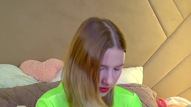 Snapshot of LiliLinn chatting on March 7, 5:48 am LiliLinn online show from March 7, 5:48 am
