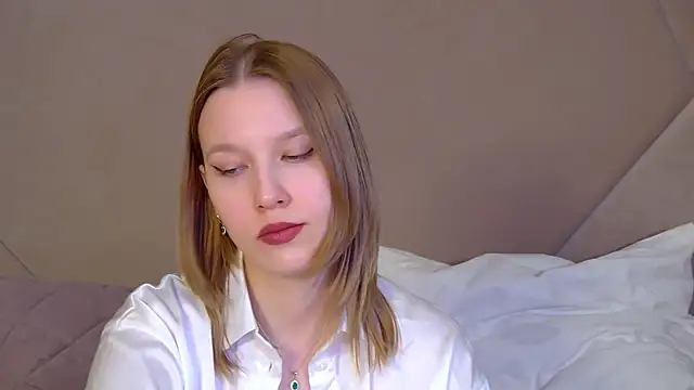 Snapshot of LiliLinn chatting on April 11, 7:45 am LiliLinn online show from April 11, 7:45 am