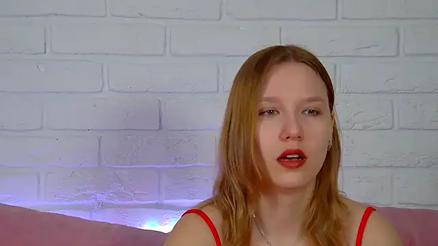Snapshot of LiliLinn chatting on May 4, 4:30 am LiliLinn online show from May 4, 4:30 am