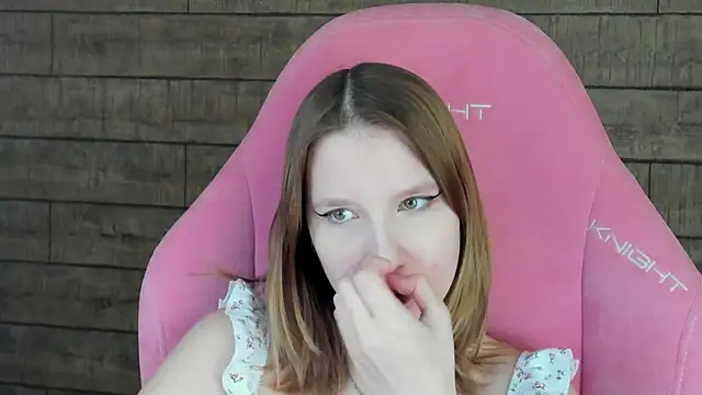 Snapshot of LiliLinn chatting on May 18, 4:29 am LiliLinn online show from May 18, 4:29 am