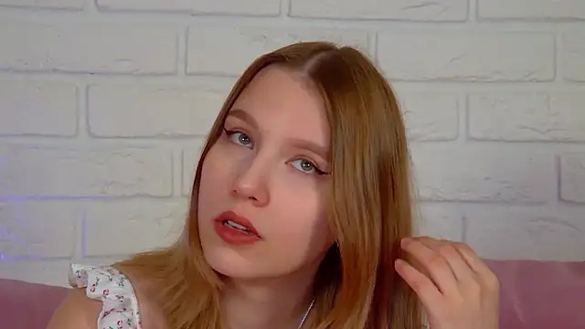 Snapshot of LiliLinn chatting on June 27, 4:28 am LiliLinn online show from June 27, 4:28 am