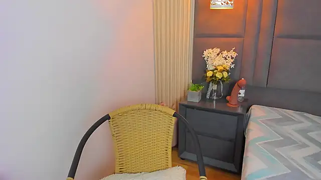 Snapshot of ElaEndez_ chatting on February 6, 12:37 pm ElaEndez  online show from February 6, 12:37 pm