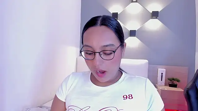 ellamontoya online show from December 28, 4:30 am