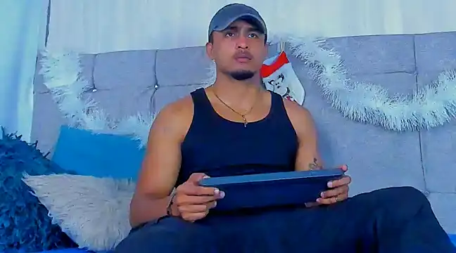 Snapshot of Mateo_Reales chatting on December 19, 3:29 am Mateo Reales online show from December 19, 3:29 am