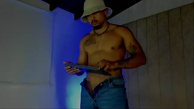 Snapshot of Mateo_Reales chatting on December 13, 8:14 pm Mateo Reales online show from December 13, 8:14 pm