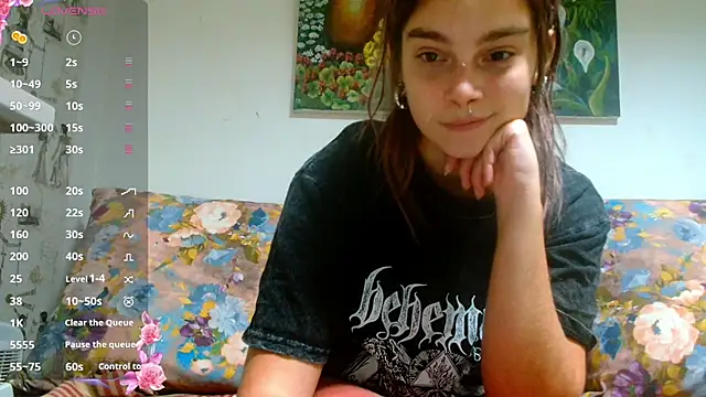 Snapshot of Sophie_Bell chatting on December 4, 7:01 pm Sophie Bell online show from December 4, 7:01 pm