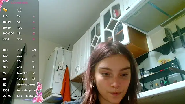 Snapshot of Sophie_Bell chatting on December 4, 10:19 pm Sophie Bell online show from December 4, 10:19 pm