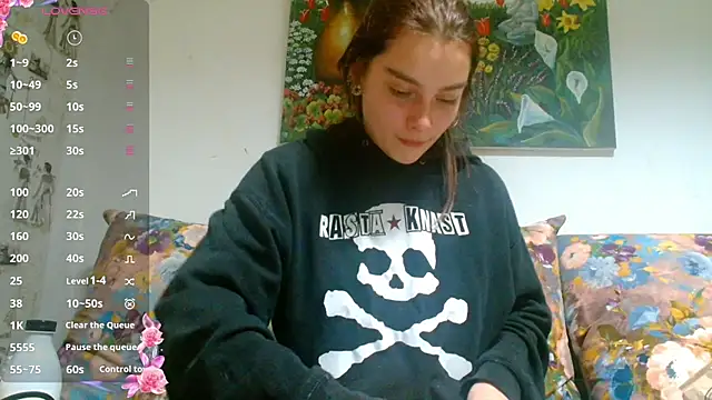 Snapshot of Sophie_Bell chatting on December 15, 10:04 pm Sophie Bell online show from December 15, 10:04 pm