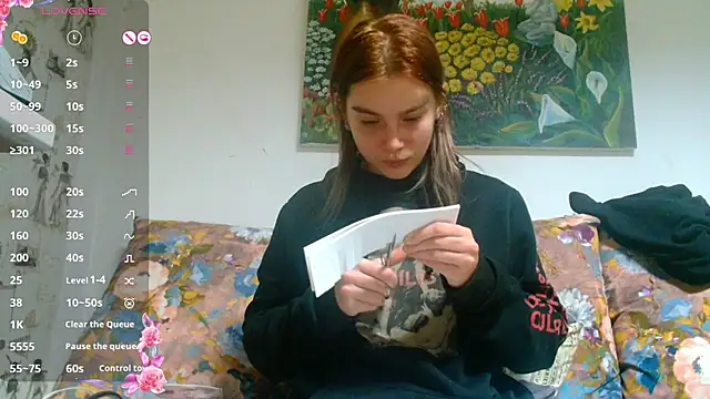 Snapshot of Sophie_Bell chatting on December 20, 8:12 pm Sophie Bell online show from December 20, 8:12 pm