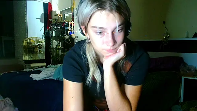 Snapshot of Sophie_Bell chatting on September 10, 4:51 pm Sophie Bell online show from September 10, 4:51 pm