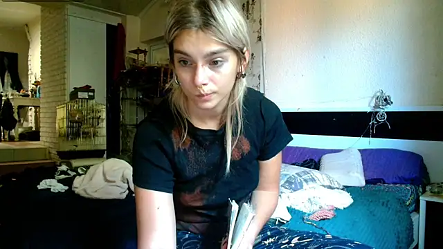 Snapshot of Sophie_Bell chatting on September 13, 9:53 am Sophie Bell online show from September 13, 9:53 am