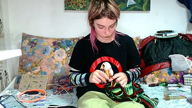 Snapshot of Sophie_Bell chatting on October 15, 5:35 pm Sophie Bell online show from October 15, 5:35 pm