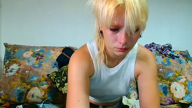 Sophie Bell online show from August 9, 8:25 pm