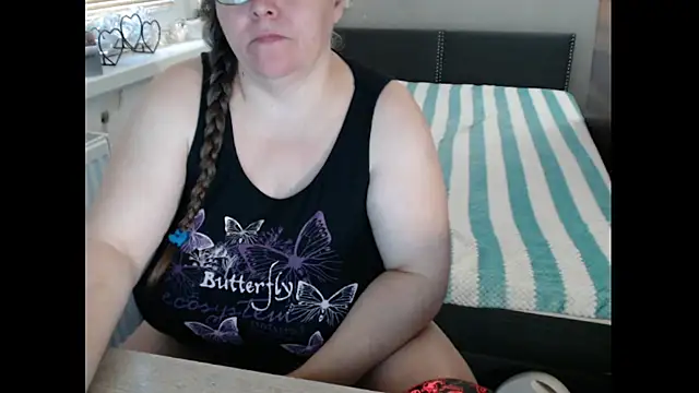 Snapshot of Sweetboobs chatting on November 29, 11:02 am Sweetboobs online show from November 29, 11:02 am