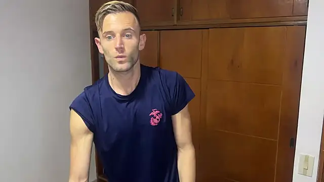 Snapshot of aquilesmade chatting on December 12, 12:27 am aquilesmade online show from December 12, 12:27 am