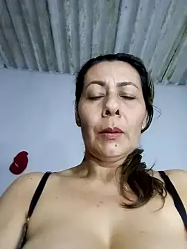 Snapshot of Mia-funny20 chatting on December 12, 3:43 am Mia-funny20 online show from December 12, 3:43 am