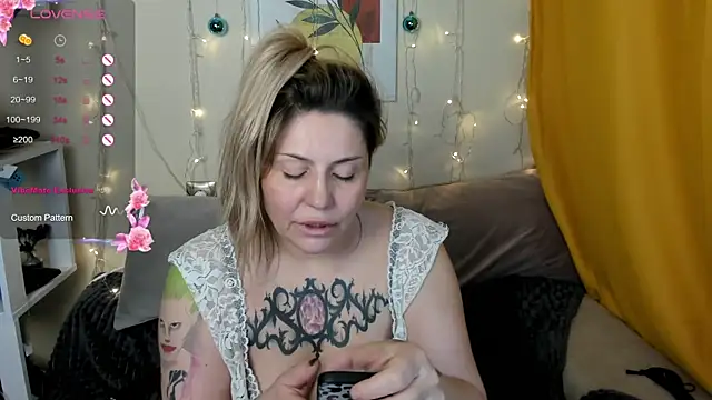 Snapshot of fucking_punishment chatting on January 1, 6:05 am fucking punishment online show from January 1, 6:05 am