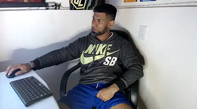 Snapshot of Enriblack92 chatting on December 3, 8:28 pm Enriblack92 online show from December 3, 8:28 pm