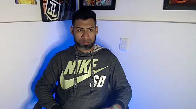 Snapshot of Enriblack92 chatting on December 7, 2:20 am Enriblack92 online show from December 7, 2:20 am