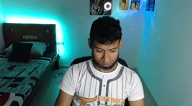 Snapshot of Enriblack92 chatting on December 26, 8:11 pm Enriblack92 online show from December 26, 8:11 pm