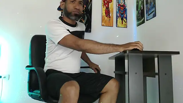 Snapshot of Enriblack92 chatting on December 29, 4:05 am Enriblack92 online show from December 29, 4:05 am