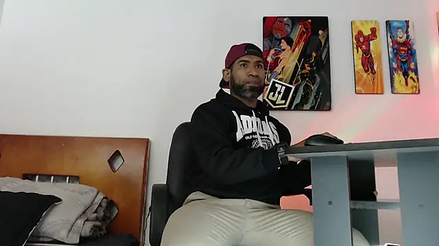 Snapshot of Enriblack92 chatting on December 30, 12:32 am Enriblack92 online show from December 30, 12:32 am